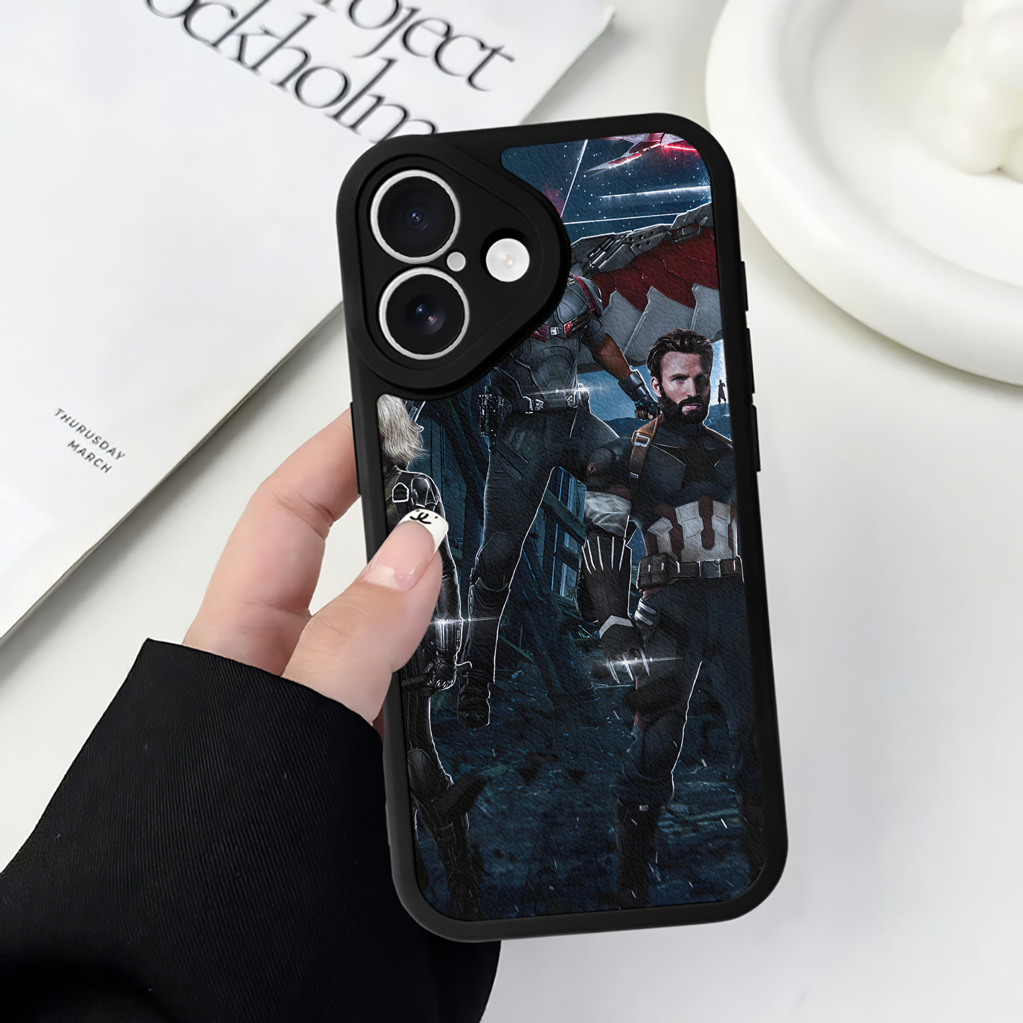 （画像用） アベンジャーズ The Avengers 【iPhone 16シリーズ対応】シリコンスマホケース（レザー調） 材質：シリコン